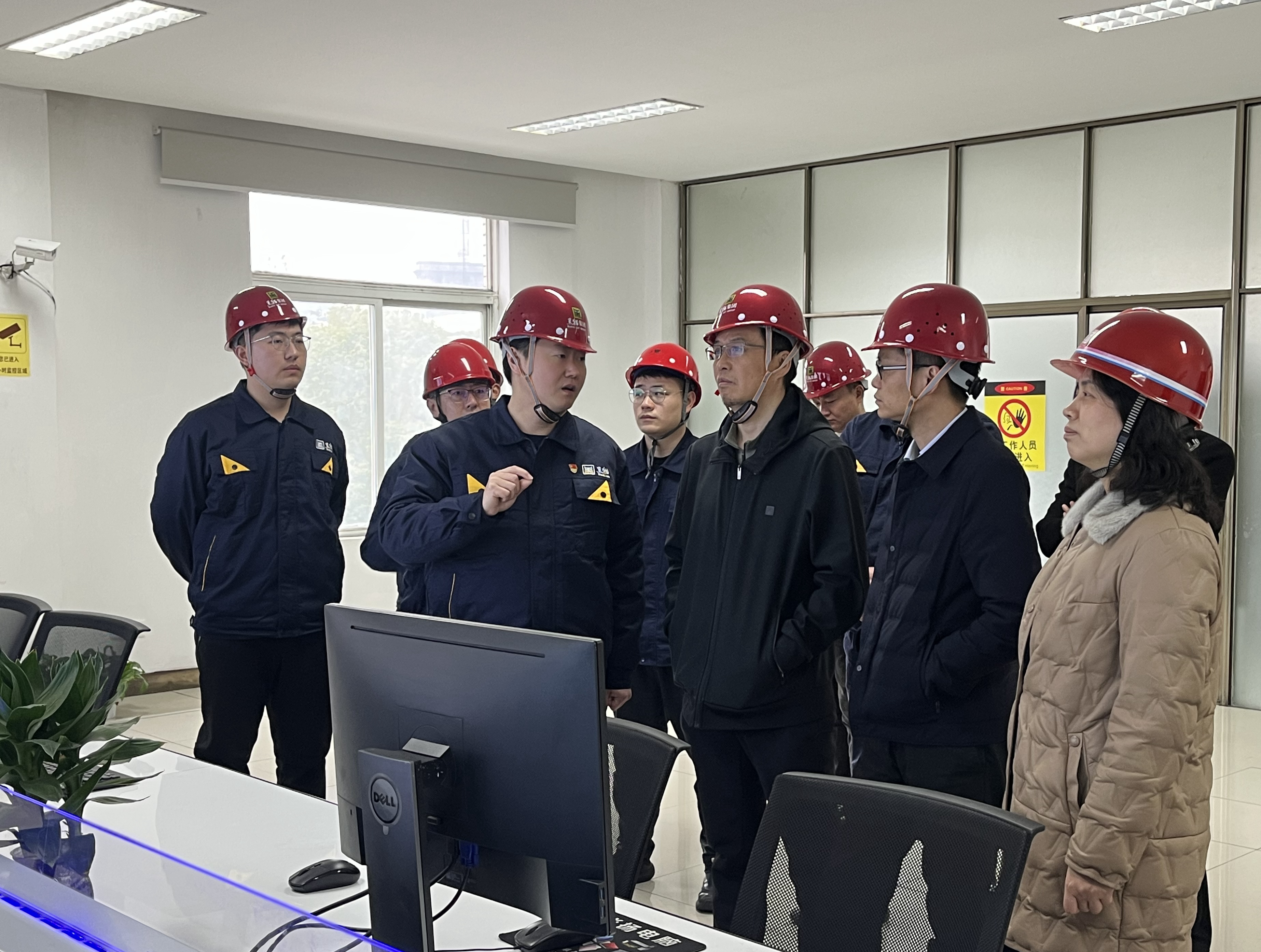 圖1 炭黑5、6號生產(chǎn)線調(diào)控室（集團總部 彭佳敏攝）.jpg