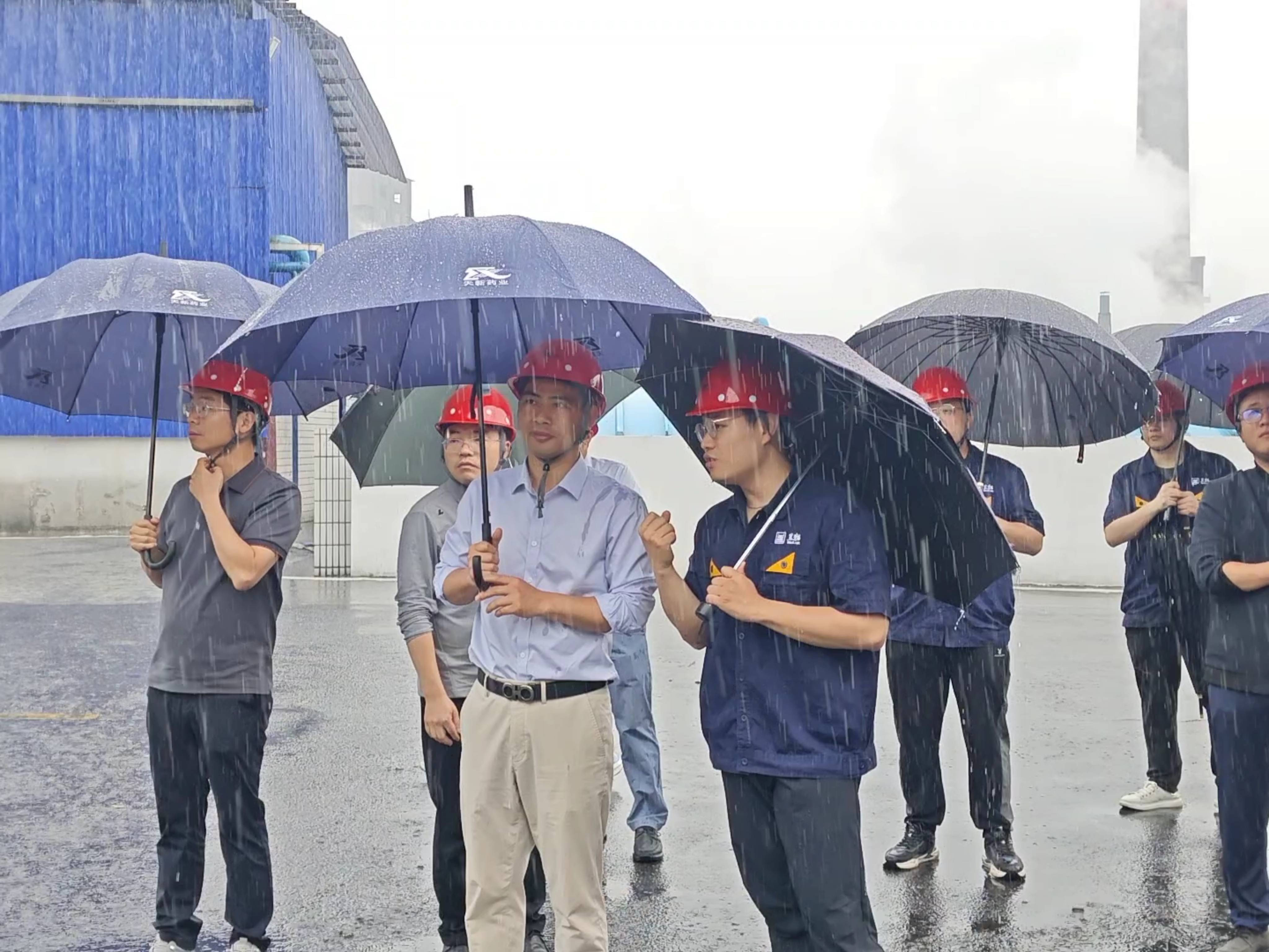 余小兵一行考察炭黑5、6號生產(chǎn)線.jpg