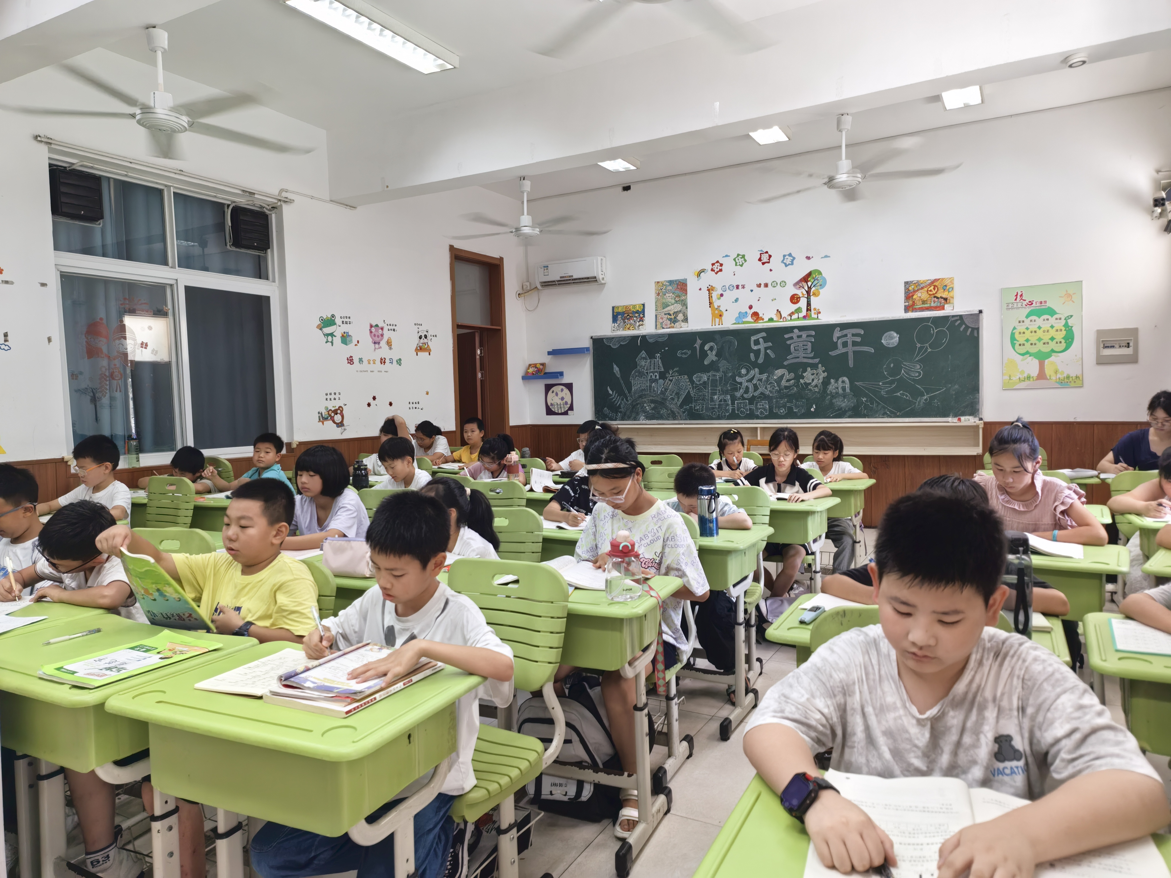 全托班小朋友認真學(xué)習(xí).jpg