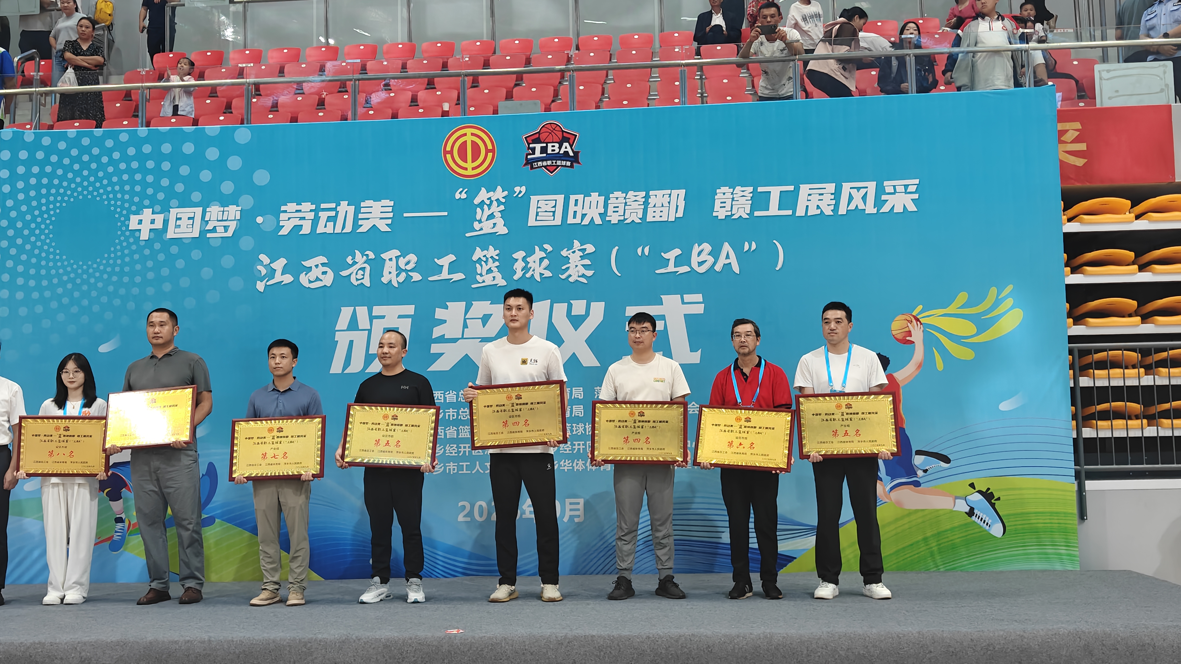 上臺(tái)領(lǐng)獎(jiǎng).jpg 上臺(tái)領(lǐng)獎(jiǎng).jpg