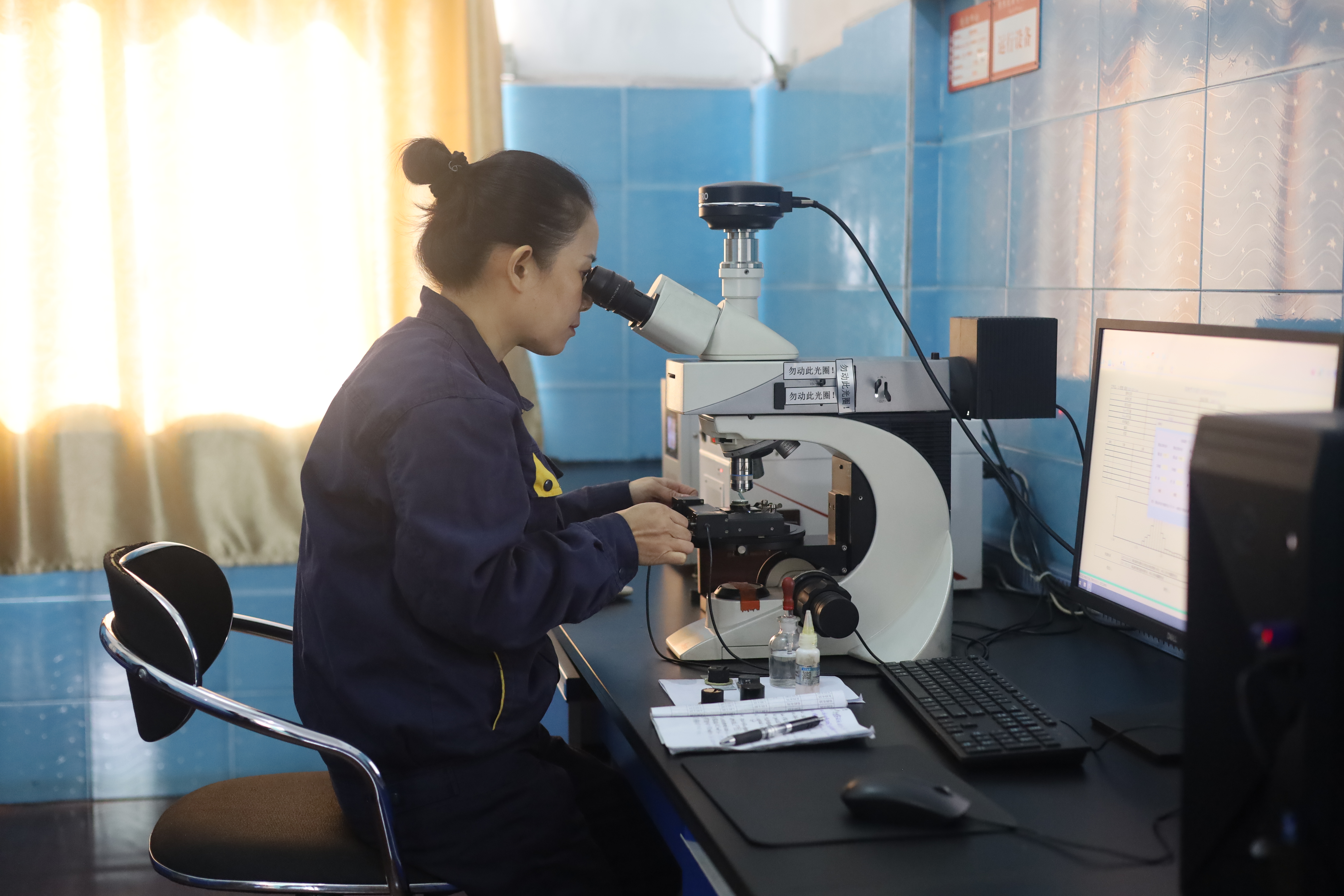 對(duì)煤進(jìn)行化驗(yàn)分析  景焦能源公司沈穎攝.JPG