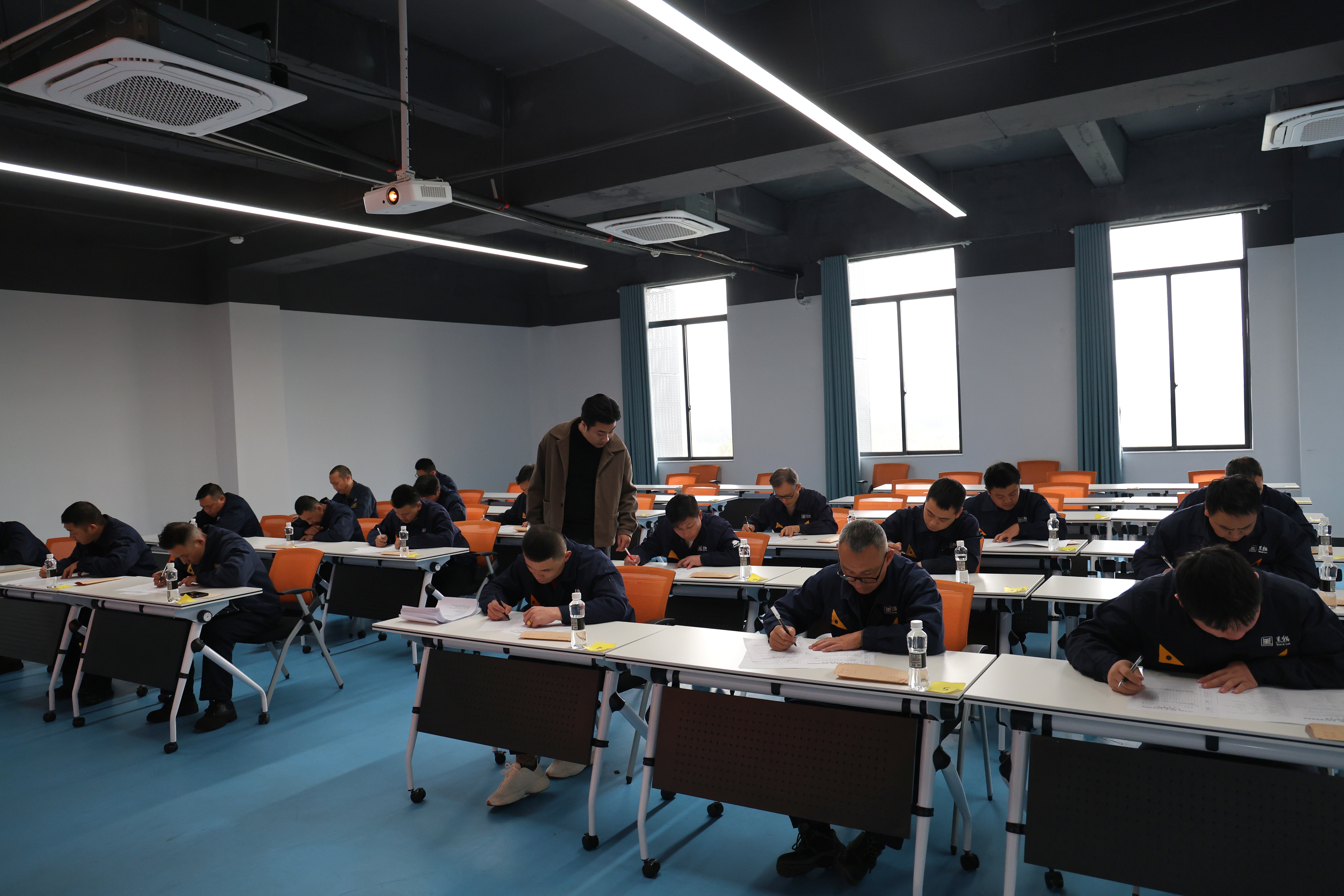 認(rèn)真答題.jpg 認(rèn)真答題.jpg